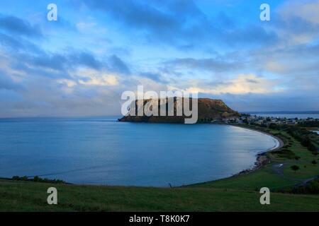 Die Mutter am Stanley im Nordwesten Tasmaniens am späten Nachmittag während einer Regendusche mit blauen Himmel und Wolken und blauem Meer Wasser Stockfoto