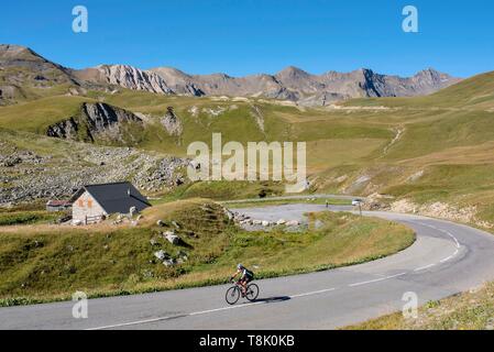 Frankreich, Savoie, Valloire, Massif des Cerces, Radfahren Himmelfahrt des Col du Galibier, einer der Routen des größten Fahrrad fahren in der Welt, im Hintergrund auf der rechten Seite den Pass, aus dem Weiler Les Granges Stockfoto