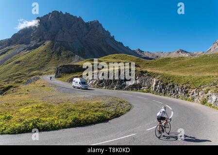 Frankreich, Savoie, Valloire, Massif des Cerces, Radfahren Himmelfahrt des Col du Galibier, einer der Routen des größten Fahrrad Domain in der Welt, Camper und Radfahrer die Straße vor dem Grand Galibier teilen Stockfoto