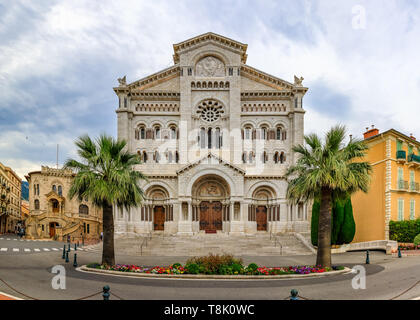 Blick auf die St.-Nikolaus-Kirche in Monaco Ville, Monte Carlo. Berühmt ist es für die Gräber von Prinzessin Grace und Fürst Rainier. Stockfoto