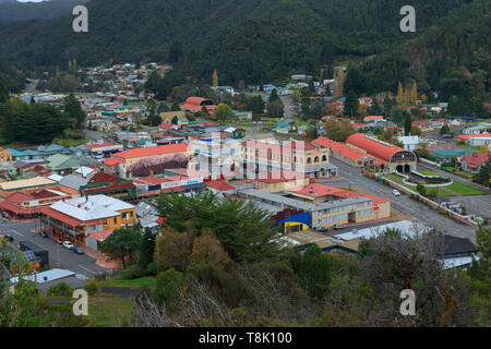 Queenstown ist eine Stadt im Westen von Tasmanien. Die Stadt ist hier von Spion Kop Suche gesehen. Stockfoto