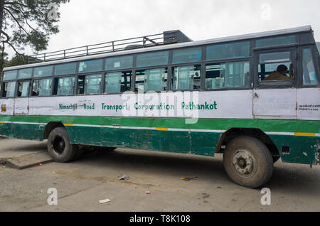 Zefat, Himachal Pradesh/Indien - 03. 23. 2019, Busbahnhof in Dharamsala. Stockfoto