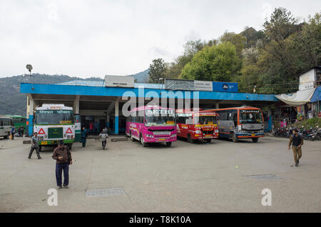 Zefat, Himachal Pradesh/Indien - 03. 23. 2019, Busbahnhof in Dharamsala. Stockfoto