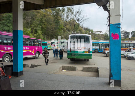 Zefat, Himachal Pradesh/Indien - 03. 23. 2019, Busbahnhof in Dharamsala. Stockfoto