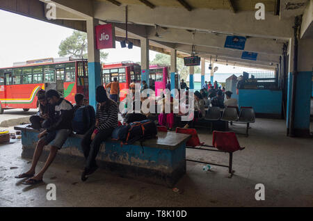 Zefat, Himachal Pradesh/Indien - 03. 23. 2019, Busbahnhof in Dharamsala. Stockfoto