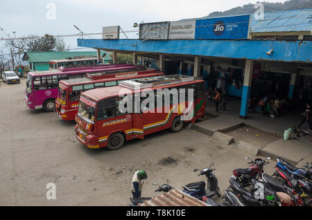 Zefat, Himachal Pradesh/Indien - 03. 23. 2019, Busbahnhof in Dharamsala. Stockfoto