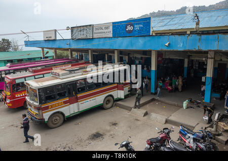 Zefat, Himachal Pradesh/Indien - 03. 23. 2019, Busbahnhof in Dharamsala. Stockfoto