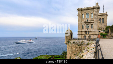 Panorama auf das Mittelmeer und das Ozeanographische Museum thront auf einer Klippe über dem Meer mit einem Boot in Monaco an der Französischen Riviera Stockfoto