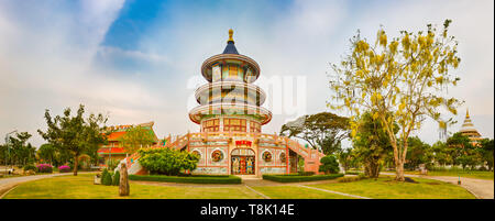 Buddhistische Tempel Wat Thaworn Wararam in Kanchanaburi, Thailand. Panorama Stockfoto