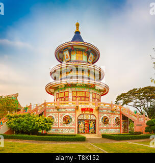 Buddhistische Tempel Wat Thaworn Wararam in Kanchanaburi, Thailand. Panorama Stockfoto