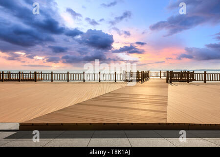 Lakeside Holzboden Plattform und Himmel Wolken bei Sonnenuntergang Stockfoto