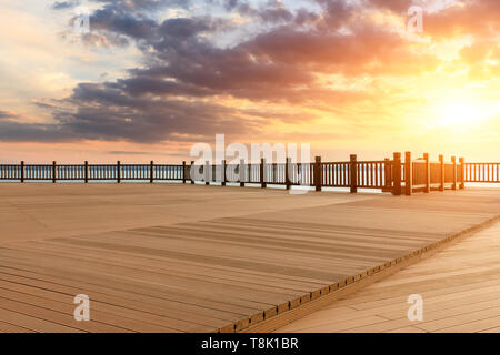 Lakeside Holzboden Plattform und Himmel Wolken bei Sonnenuntergang Stockfoto