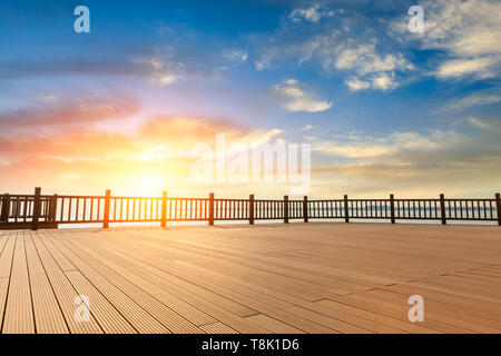 Lakeside Holzboden Plattform und Himmel Wolken bei Sonnenuntergang Stockfoto