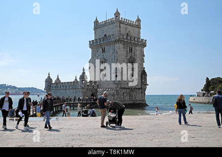 Teens und Familien Menschen Touristen Besucher besuchen Belem Turm an einem schönen Frühlingstag und Tejo Riverside in Lissabon Europa KATHY DEWITT Stockfoto