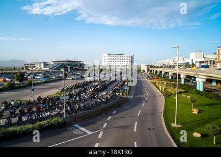Athen, Griechenland - 27.04.2019: eine Menge Motorräder und Autos am Flughafen Athen, Parkplatz Stockfoto
