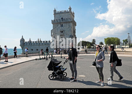 Mann Hipster mit Bart baby Drücken in Pram besuchen Belem Turm mit Frauen Familie Touristen außerhalb des Gebäudes in Belem Lissabon Europa KATHY DEWITT Stockfoto