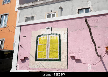 Gelbe trompe-l'oeil-Fenster Kunstwerke an aussenwand von einem rosa Haus im Wohngebiet Viertel Belem in Lissabon Portugal Europa KATHY DEWITT Stockfoto
