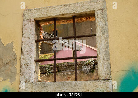 Bügeleisen bars auf einem Fenster eines baufälligen Gebäude in Belém in Lissabon, Portugal, Europa KATHY DEWITT Stockfoto