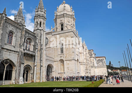 Touristen, Besucher in der Schlange Schlange Hieronymus-Kloster in Lissabon, Belem, Lissabon, Portugal, Europa KATHY DEWITT besuchen Stockfoto