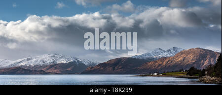 Die Hügel auf die Ardgour Penninsula in ihrem Winter Farben wie aus der Nähe von Ballachulisch gesehen Stockfoto