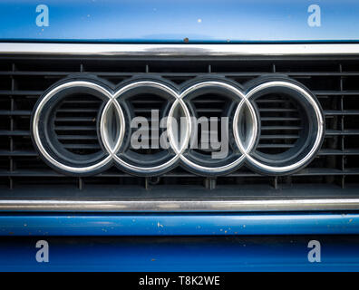 Audi Auto Abzeichen, aus vier Ringen, dass das Auto unternehmen, kamen zusammen, die Firma im Jahre 1910 zu vertreten. Stockfoto