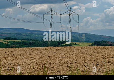 Frühling Wald mit Glade und General Electric power transmission Line, Plana Berg, Bulgarien Stockfoto