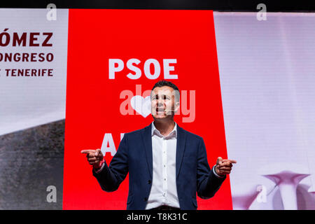 Adeje, Teneriffa, Kanarische Inseln. 12. Mai 2019 Hector Gomez, Stellvertreter für die Provinz Teneriffa auf dem Kongress, an der lokalen PSOE Sozialistische Partei präsentiert ihre Kandidaten für die Kommunalwahlen im Sport Pavillion, Pabellón de Las Torres. Die Wahlen werden am 26. Mai in Spanien stattfinden. Stockfoto