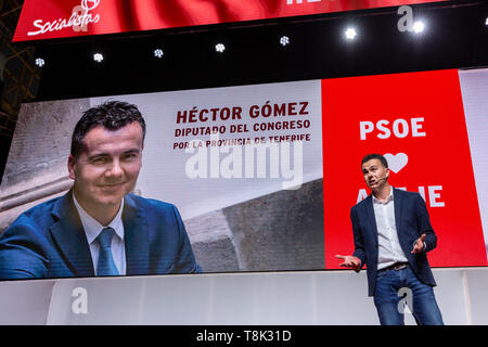 Adeje, Teneriffa, Kanarische Inseln. 12. Mai 2019 Hector Gomez, Stellvertreter für die Provinz Teneriffa auf dem Kongress, an der lokalen PSOE Sozialistische Partei präsentiert ihre Kandidaten für die Kommunalwahlen im Sport Pavillion, Pabellón de Las Torres. Die Wahlen werden am 26. Mai in Spanien stattfinden. Stockfoto