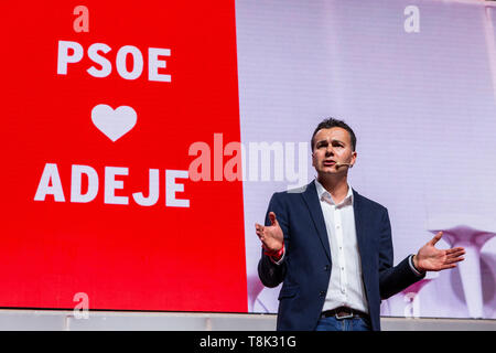 Adeje, Teneriffa, Kanarische Inseln. 12. Mai 2019 Hector Gomez, Stellvertreter für die Provinz Teneriffa auf dem Kongress, an der lokalen PSOE Sozialistische Partei präsentiert ihre Kandidaten für die Kommunalwahlen im Sport Pavillion, Pabellón de Las Torres. Die Wahlen werden am 26. Mai in Spanien stattfinden. Stockfoto