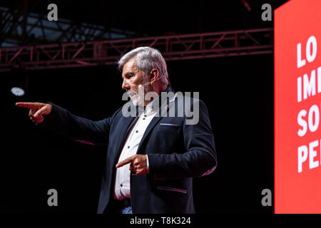 Adeje, Teneriffa, Kanarische Inseln. 12. Mai 2019 Jose Miguel Fraga, Bürgermeister, an der lokalen PSOE Sozialistische Partei präsentiert ihre Kandidaten für die Kommunalwahlen im Sport Pavillion, Pabellón de Las Torres. Die Wahlen werden am 26. Mai in Spanien stattfinden. Stockfoto