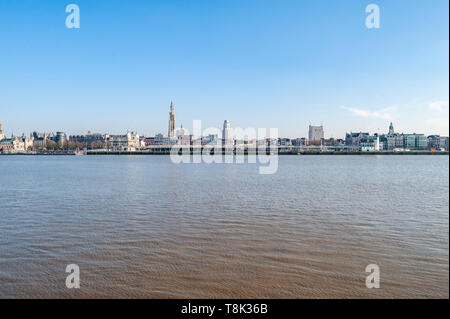 Belgien, Antwerpen - 15 Februar 2015: Stadtbild von Antwerpen ab Linkeroever gesehen Stockfoto