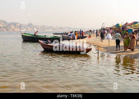 Varanasi, Indien, 27. März 2019 - Dashaswamedh Ganges ghat Varanasi in der Dämmerung mit Touristen, Bootfahren Fahrten. Stockfoto