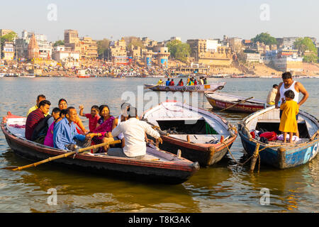 Varanasi, Indien, 27. März 2019 - Dashaswamedh Ganges ghat Varanasi in der Dämmerung mit Touristen, Bootfahren Fahrten. Stockfoto