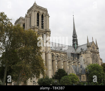 Basilika von Notre Dame in Paris mit Glockenturm und spire Glockenturm vor dem Feuer der Aprile 2019 Stockfoto