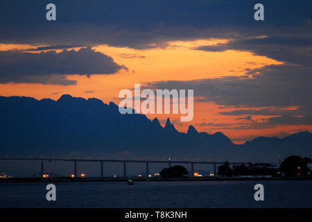 Rio-Nitreoi Brücke und Dedo de Deus Hügel im Hintergrund bei Sonnenaufgang, Rio de Janeiro, Brasilien Stockfoto