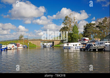 Eine Ansicht eines Broads Cruiser vorbei unter Ludham Brücke über dem Fluss Ant bei Ludham, Norfolk, England, Vereinigtes Königreich, Europa. Stockfoto