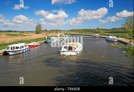 Ein Blick auf den Fluss Ant vor Luidham Brücke auf der Norfolk Broads in Ludham, Norfolk, England, Vereinigtes Königreich, Europa. Stockfoto