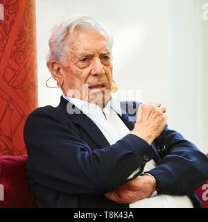 Peruvian-Spanish Schriftsteller Mario Vargas Llosa sprechen auf der Bühne. Buch Welt Prag 2019 - 25 rd Internationale Buchmesse und Literaturfestivals. Stockfoto