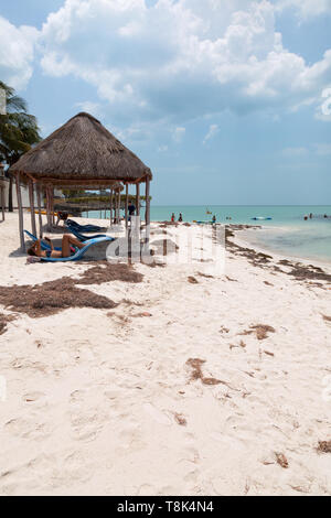 Mexikanischen Strand - Touristen am Strand am Golf von Mexiko in Campeche, Yucatán, Mexiko Mittelamerika Stockfoto