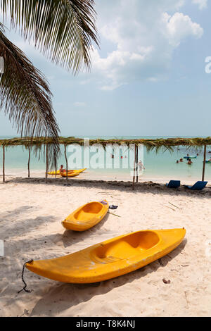 Mexiko Strand - ein Tourist Hotel Strand mit Booten, an Campeche, Yucatán, Golf von Mexico, Mexiko Lateinamerika Stockfoto