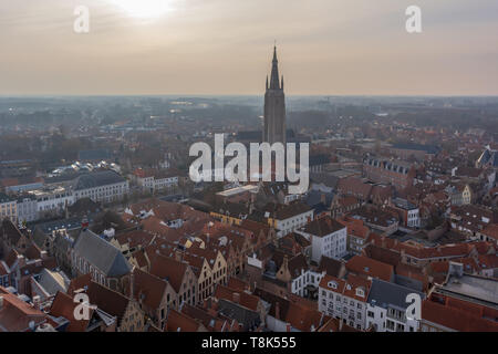 Fantastische Brügge City Skyline mit roten Ziegeldächern und Frauenkirche Turm im Winter Tag. Ansicht nach Brügge mittelalterliche Stadtbild von der Oberseite des B Stockfoto