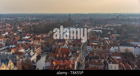 Brügge City Skyline mit roten Ziegeldächern, Rozenhoedkaai (Kai Rosenkranz) Canal und St. Magdalena Kirche Turm im Winter Tag. Ansicht nach Brügge Stockfoto