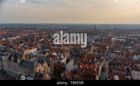 Brügge City Skyline mit roten Ziegeldächern, Rozenhoedkaai (Kai Rosenkranz) Canal und St. Magdalena Kirche Turm im Winter Tag. Ansicht nach Brügge Stockfoto