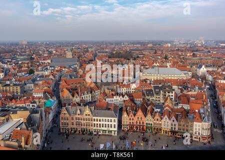 Fantastische Skyline der Stadt mit roten Ziegeldächern und Teil der Marktplatz (Markt) in sonnigen Wintertag. Ansicht nach Brügge mittelalterliche Stadtbild von oben Stockfoto