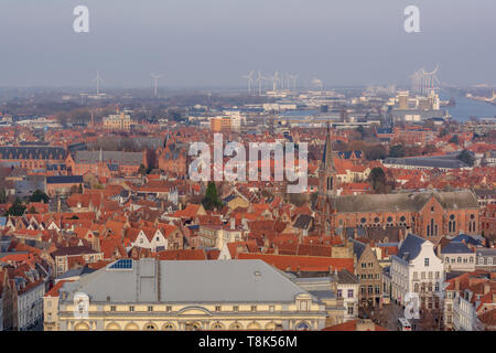 Fantastische Brügge City Skyline mit roten Ziegeldächern, Heilig Hartkerk (Kirche der Heiligen Herzen) und Windmühlen im Hintergrund. Ansicht nach Brügge medieva Stockfoto