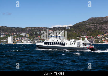 Lokale Fahrgast Katamaran Teisten Auslaufen aus dem Hafen von Bergen, Norwegen. Stockfoto