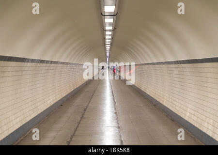 Die Sint-Annatunnel, Fußgänger und Radfahrer Tunnel, 572 Meter lang, unter den Fluss Scheldt, Antwerpen, Flandern, Belgien, Röhre, Stockfoto