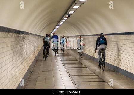 Die Sint-Annatunnel, Fußgänger und Radfahrer Tunnel, 572 Meter lang, unter den Fluss Scheldt, Antwerpen, Flandern, Belgien, Röhre, Stockfoto