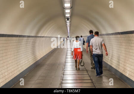 Die Sint-Annatunnel, Fußgänger und Radfahrer Tunnel, 572 Meter lang, unter den Fluss Scheldt, Antwerpen, Flandern, Belgien, Röhre, Stockfoto