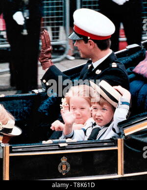 AJAXNETPHOTO. 23. JULI, 1986. LONDON, ENGLAND. - Hallo SAILOR! - Seite Junge zu seiner Königlichen Hoheit, Prinz Andrew und Sarah Ferguson an ihrer Hochzeit, 4 JAHRE ALTE SKH PRINZ WILLIAM GEKLEIDET IN EINEM SAILOR Outfit (nächste Kamera, rechts.) Kämpfe zu halten sein Hut, während winken IN DIE MENGE. Mit IHM IM SCHLITTEN SIND BRAUTJUNGFER LAURA FELLOWES UND SEINE KÖNIGLICHE HOHEIT PRINZ EDWARD. Foto: Jonathan Eastland/AJAX REF: 862307 2 Stockfoto